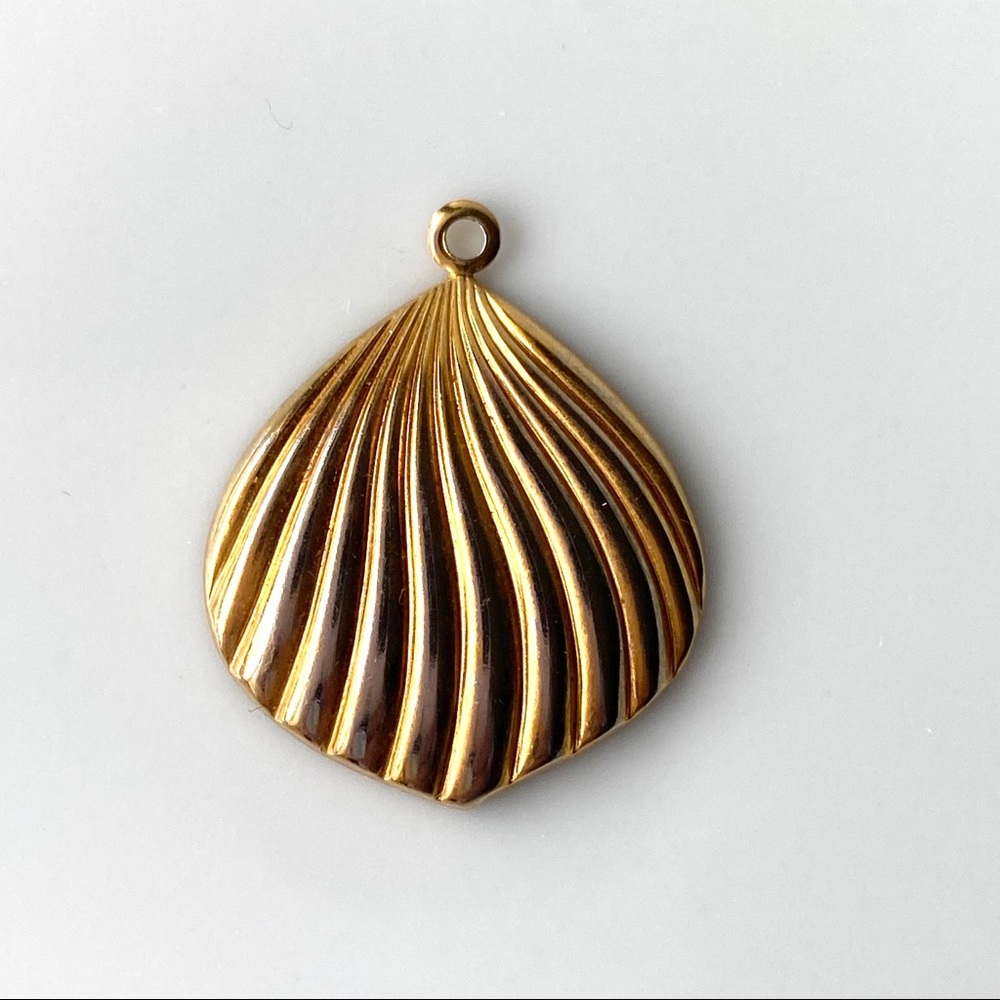 ⚡️Host Pick⚡️Gold Plated Seashell Pendant